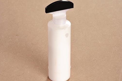 Specialtillbehör till lamellfräs: Man kan använda en pensel till att trycka in lim i de utfrästa spåren, men det är enklare med en speciell limflaska, där öppningen på flaskan passar utfräsningen. Specialtillbehör till lamellfräs: Man kan använda en pensel till att trycka in lim i de utfrästa spåren, men det är enklare med en speciell limflaska, där öppningen på flaskan passar utfräsningen.